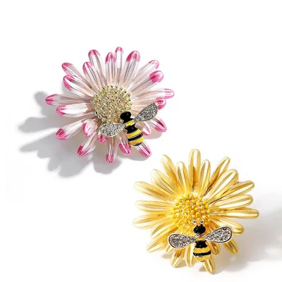 Daisy flower and honey bee fashion brooch pin — product image 1