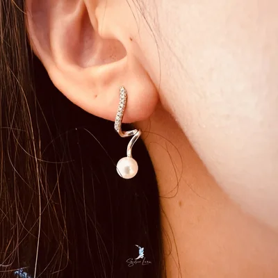 Wavy pearl sterling silver stud earrings — product image 1